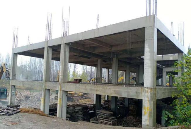 Kaiyun体育网站：出动6台破碎机！长葛一“3层楼”一夜间被“夷为平地”！(图1)