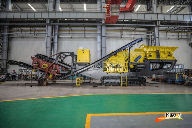 Kaiyun（中国体育）：我国首台履带式移动破碎机在唐山正式下线出厂(图1)