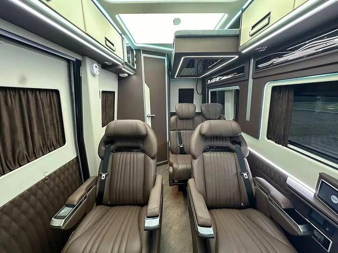 凯岳房车震撼发布：四大车系引领奢华移动生活新风尚！(图3)