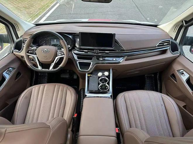 凯岳房车震撼发布：四大车系引领奢华移动生活新风尚！(图2)