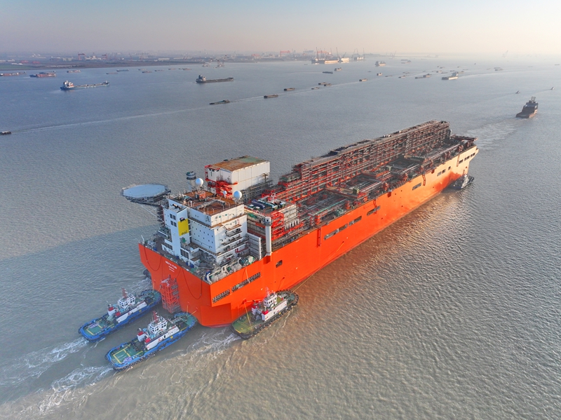 江苏：大型浮式天然气液化装置顺利出江(图2)