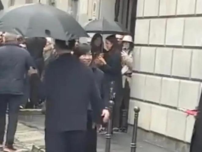 真牛！樊振东成阿玛尼大合影中唯一亚洲人站C位力压欧美群星(图2)