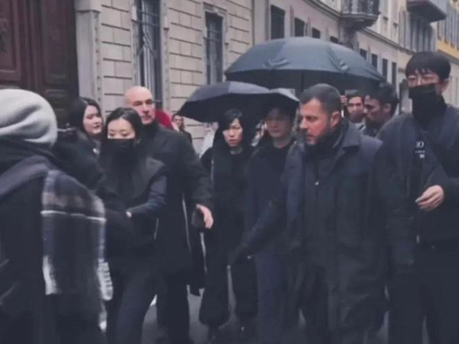 真牛！樊振东成阿玛尼大合影中唯一亚洲人站C位力压欧美群星(图1)
