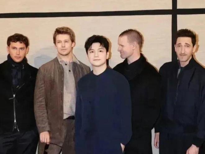 真牛！樊振东成阿玛尼大合影中唯一亚洲人站C位力压欧美群星(图11)