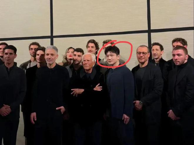 真牛！樊振东成阿玛尼大合影中唯一亚洲人站C位力压欧美群星(图7)