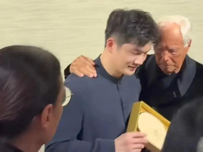 真牛！樊振东成阿玛尼大合影中唯一亚洲人站C位力压欧美群星(图8)