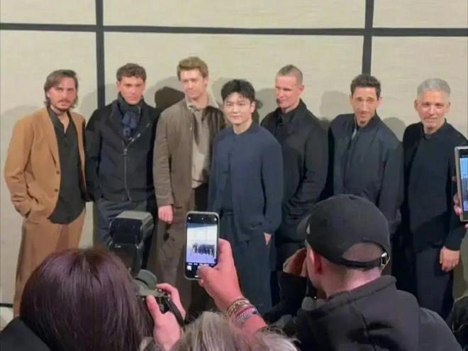 真牛！樊振东成阿玛尼大合影中唯一亚洲人站C位力压欧美群星(图10)