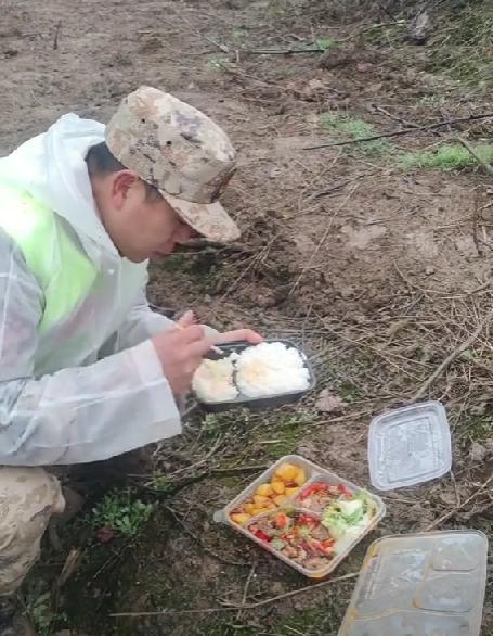 Kaiyun体育网站：运送物资的摩托大军、自发送菜做饭的村民四川力量再次感动中国(图4)