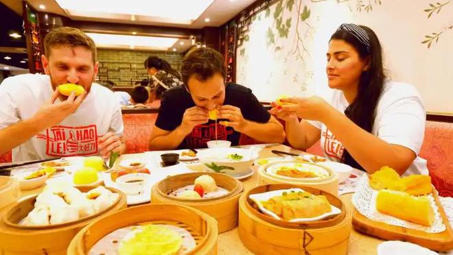 风向彻底变了！第一批来华免签的外国人回国后开始茶不思饭不想(图6)
