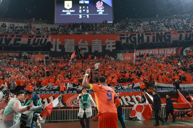 泰山亚冠退赛原因揭晓疑因上轮球迷举争议照片名记：害了太多人(图3)