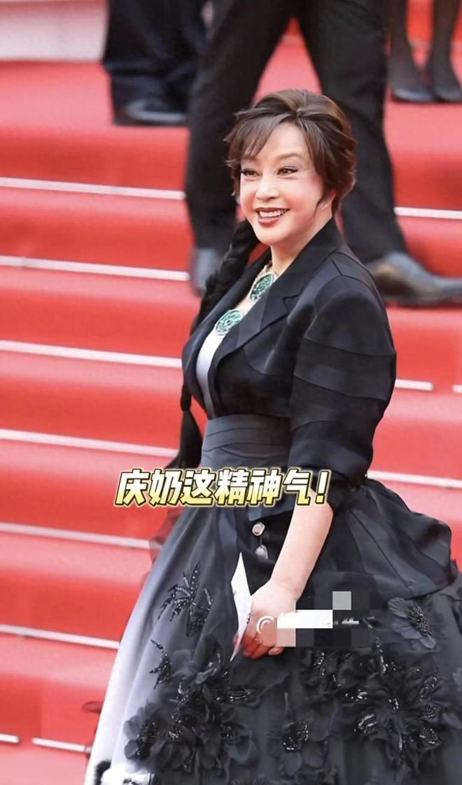Kaiyun（中国体育）：刘晓庆参加第78届戛纳电影节无修图眼袋好重与精修图反差太大(图1)