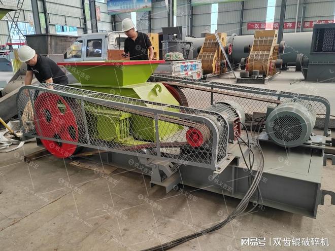 内蒙古久鼎材料取得高岭土加工用冲击式破碎机专利利于进行配合抛出轮进行高效的高岭土冲击破碎工作(图1)