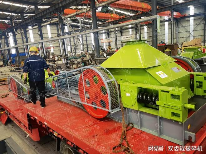 内蒙古久鼎材料取得高岭土加工用冲击式破碎机专利利于进行配合抛出轮进行高效的高岭土冲击破碎工作(图2)